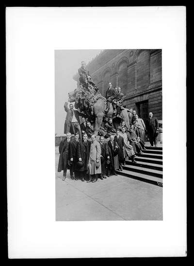 Senior mechanical engineering students in Chicago, on lion public building prior to 1917, Dean Anderson and Mr. Dicker
