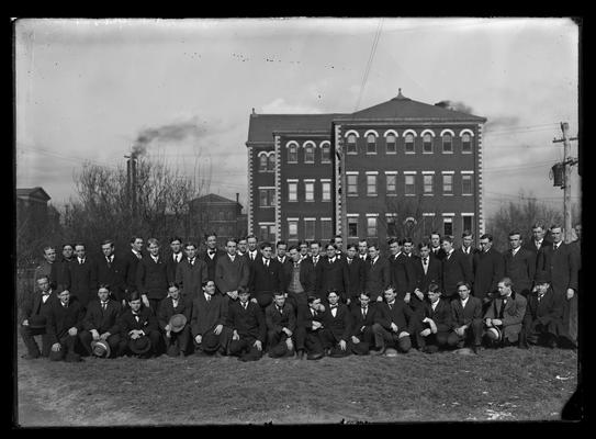 Seniors 1908, all men, possibly engineering class (?)