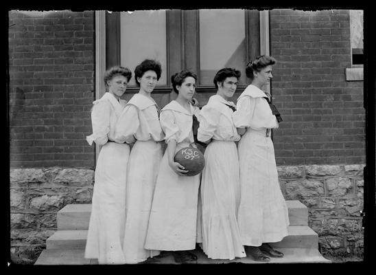 Girls basketball team 1907