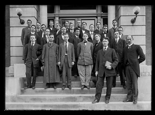 Law class 1908, hats off