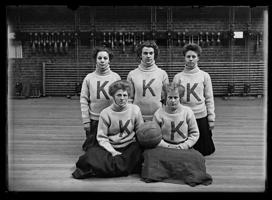 Girls basketball team session 1908-1909