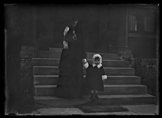 Woman, mesh bag, child, fur collar and cuffs