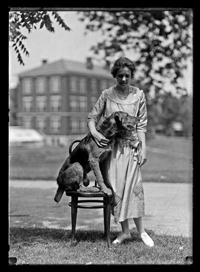 Jerry on chair, two young women