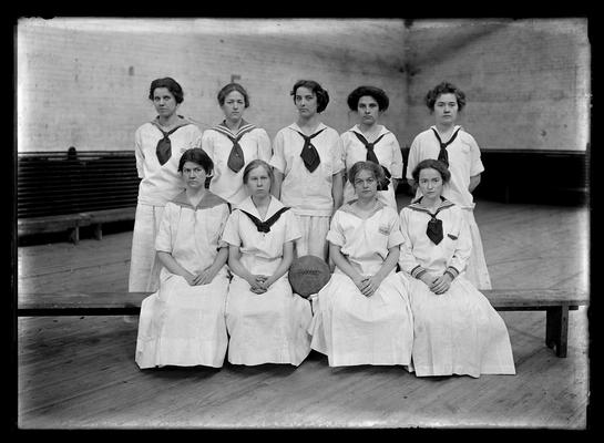 Girls basketball team session 1908-1909
