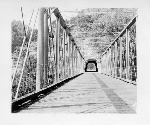 Kentucky River Bridge showing tunnel in background, 1941