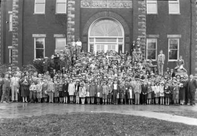 4-H Students and teachers from Kentucky rural schools during Rural School Week in front of Natural Science Building, Miller Hall, University of Kentucky