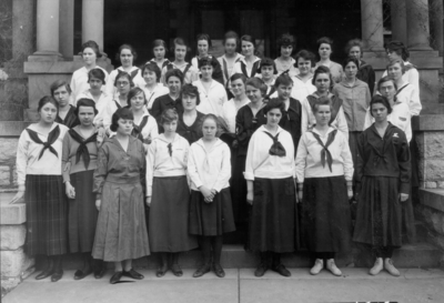 Group on steps of Patterson Hall, women of Philosophy and Literature Society