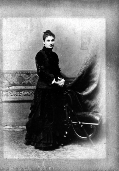 Unidentified portrait of a woman, F-Series location[Box 15, Folder 368, Item 579]