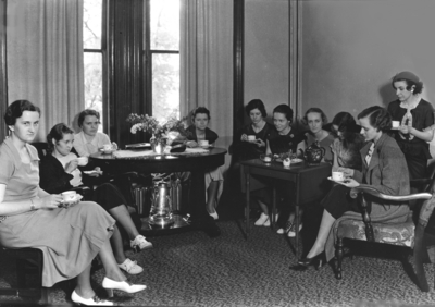 Women at Alumni tea