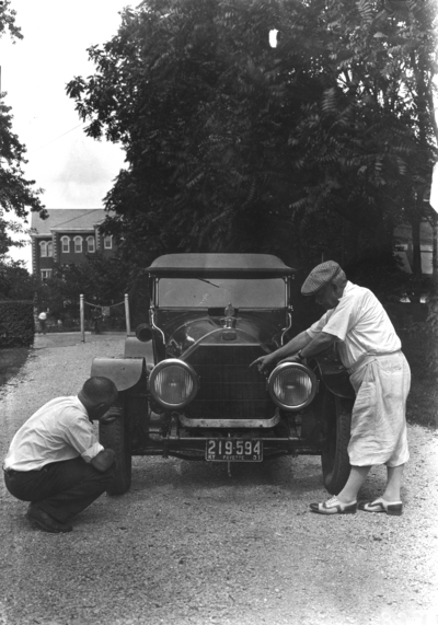 Anderson, F. Paul (Dean of Mechanical Engineering, 1892 - 1918; Dean of Engineering, 1918 - 1934) left and unidentified man examining a car