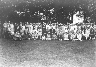 Alumni tea, large group photograph