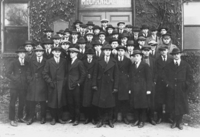 Group photograph, men outside the mechanical engineering building (Mechanical Hall, the original Anderson Hall)