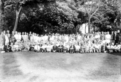 Large group photograph, Maxwell Place, freshmen?, McVey on left