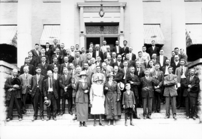 Group photograph, farmers at the Experiment Station / Scovell Hall