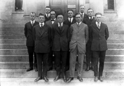 Group photograph on steps of Agricultural Experiment Station / Scovell Hall