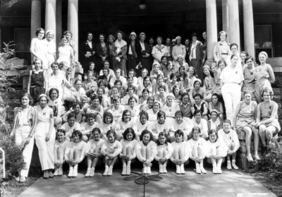 Women's physical education class on steps of Patterson Hall