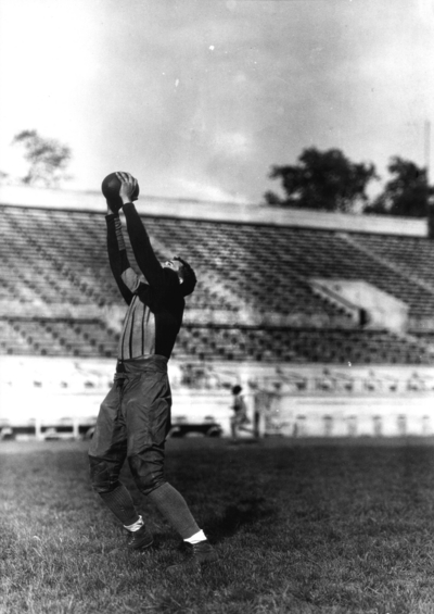 Kentucky football player, catching ball