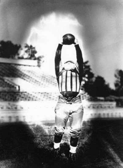 Kentucky football player, catching ball