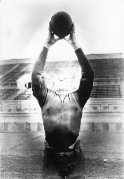 Kentucky football player, catching ball