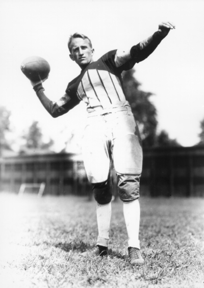 Kentucky football player passing ball