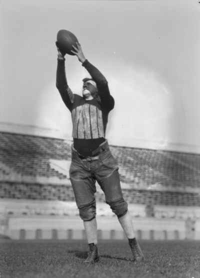 Kentucky football player catching ball