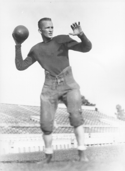 Kentucky football player passing ball