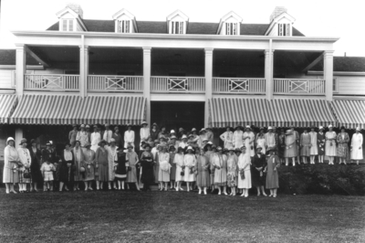 Convention of American Society of Heating and Ventilating Engineers, large group of women, Lexington Country Club