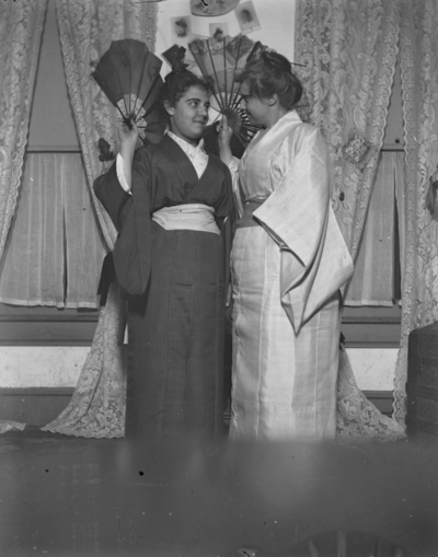 2 women wearing kimonos