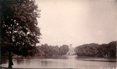 Ulysses S. Grant monument seen with lake and trees surrounding it