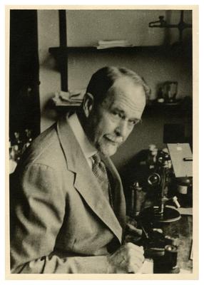 Thomas Hunt Morgan in laboratory