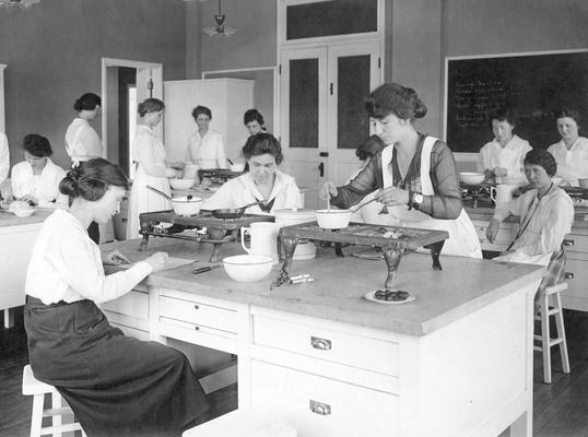 Women students in Foods class