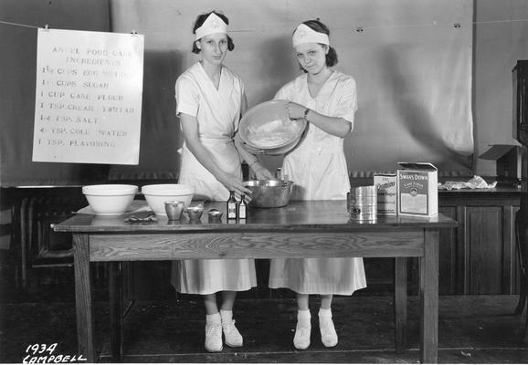Students demonstration, angel food cake, Campbell County, 1934