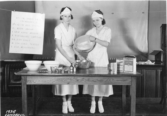 Students demonstration, angel food cake, Campbell County, 1934