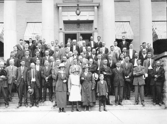 Farmer's group on steps of Agricultural Experiment Station
