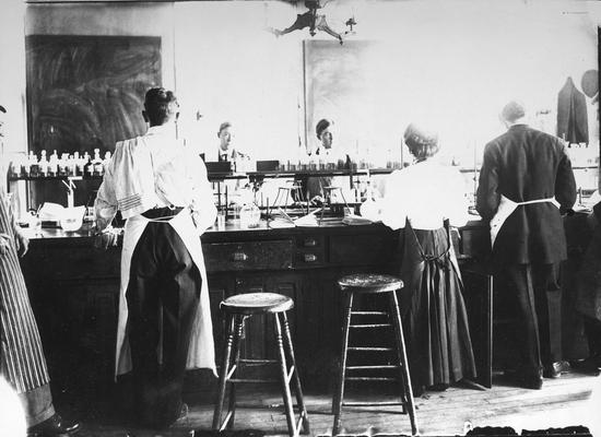 Men and woman students working in a laboratory