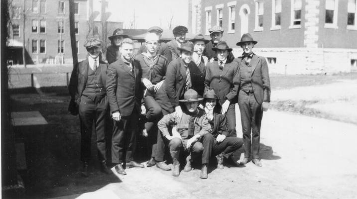 Senior Engineering students leaving on senior trip, 1919