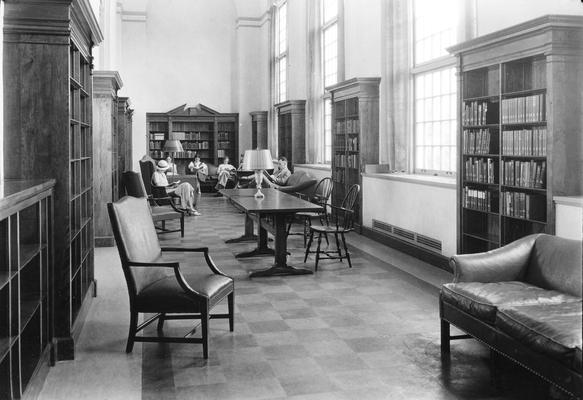 King Library, students in Thurston Morton Browsing room