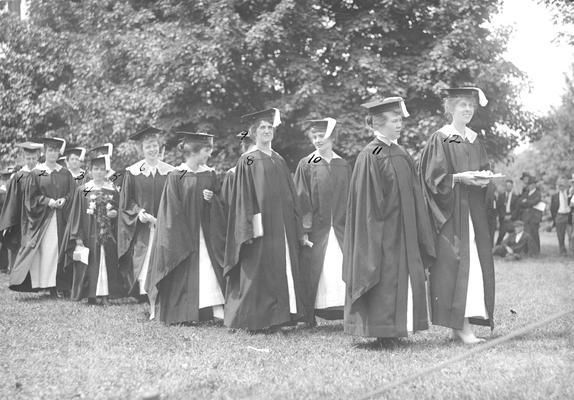 Commencement 1916, women graduates