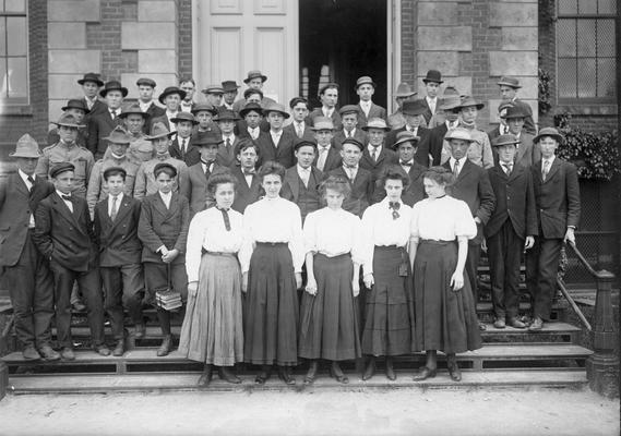 Men and women students in the Academy, 1908