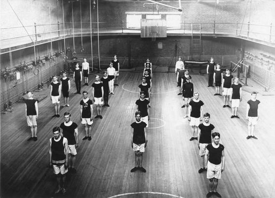 Sophomore men's gym class, 1908