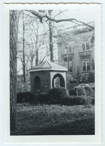 201 North Mill street. Gazebo, right side view. Built for John Wesley Hunt in 1814