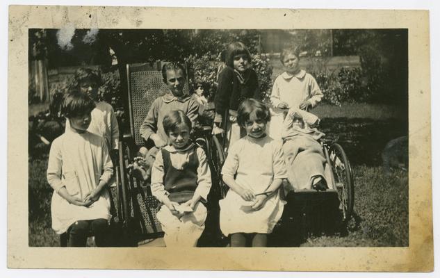 Patients, group, unknown- Linda Neville's patients on the Children's Free Hospital Lawn in Louisville