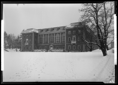 King Library (1940 Kentuckian) (University of Kentucky); exterior                             view of building, snow covered