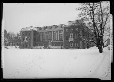 King Library (1940 Kentuckian) (University of Kentucky); exterior                             view of building, snow covered