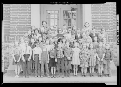 4th Grade (Fourth Grade, Grade 4), North Middletown School; class                             group portrait in front of building