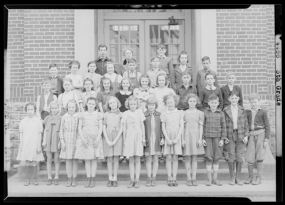 5th Grade (Fifth Grade, Grade 5), North Middletown School; class                             group portrait in front of building
