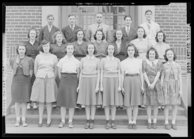 10th Grade (Tenth Grade, Grade 10), North Middletown School;                             class group portrait in front of building