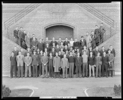 ASME (American Society of Mechanical Engineers), (1941                             Kentuckian) (University of Kentucky); unidentified building, exterior;                             group portrait