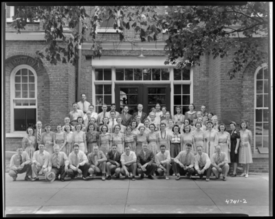 Work Shop Group; College of Commerce (White Hall), University of                             Kentucky; exterior, group portrait