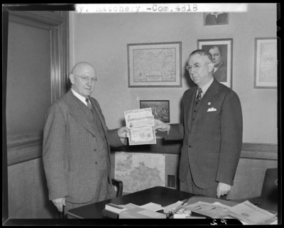 Kentucky Hatchery (333 West Fourth, 4th); John Nichols giving                             papers to D.D. Slade